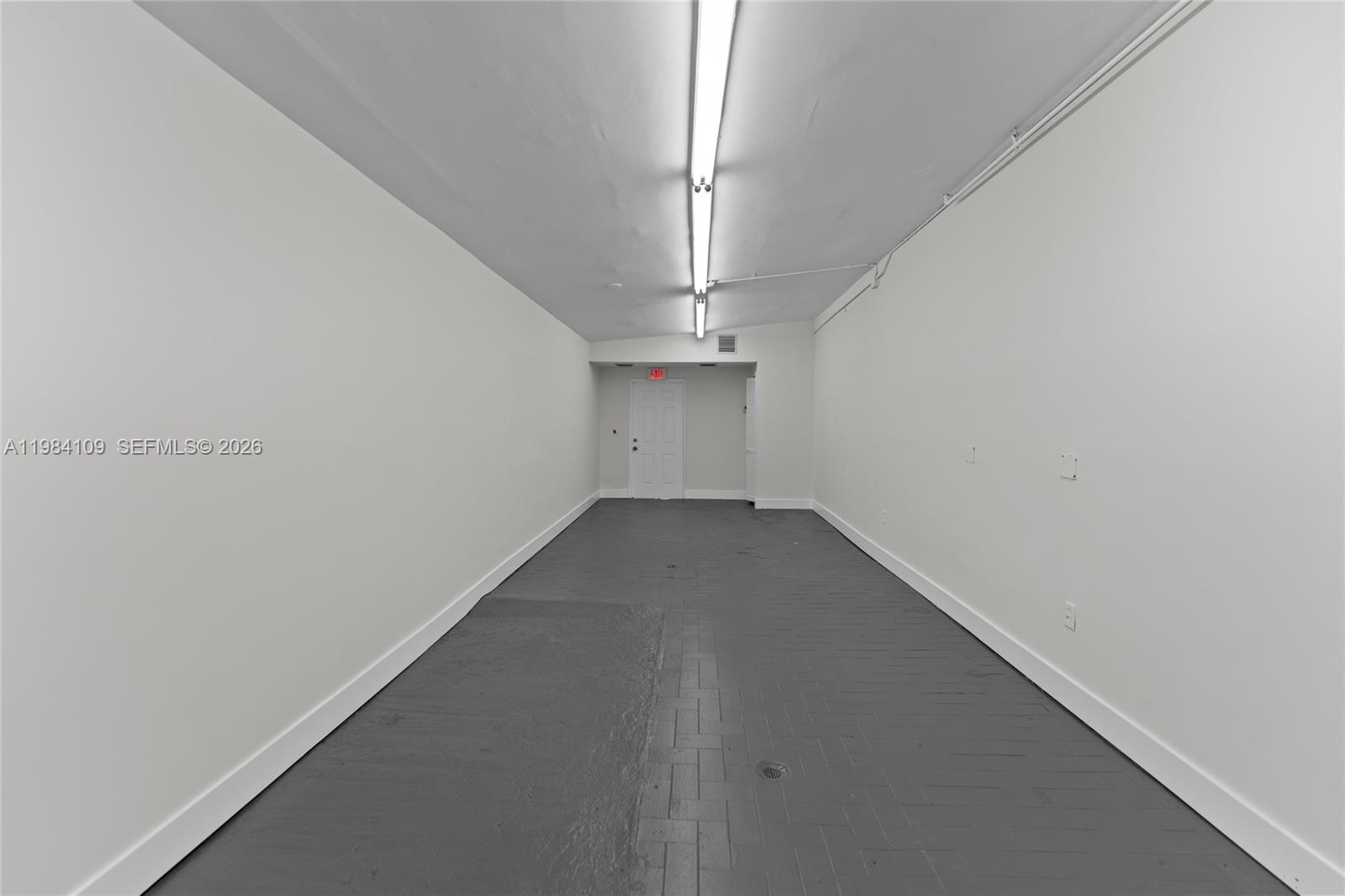 5810  /   кв.футов $ 2026-03-17 0 Фото