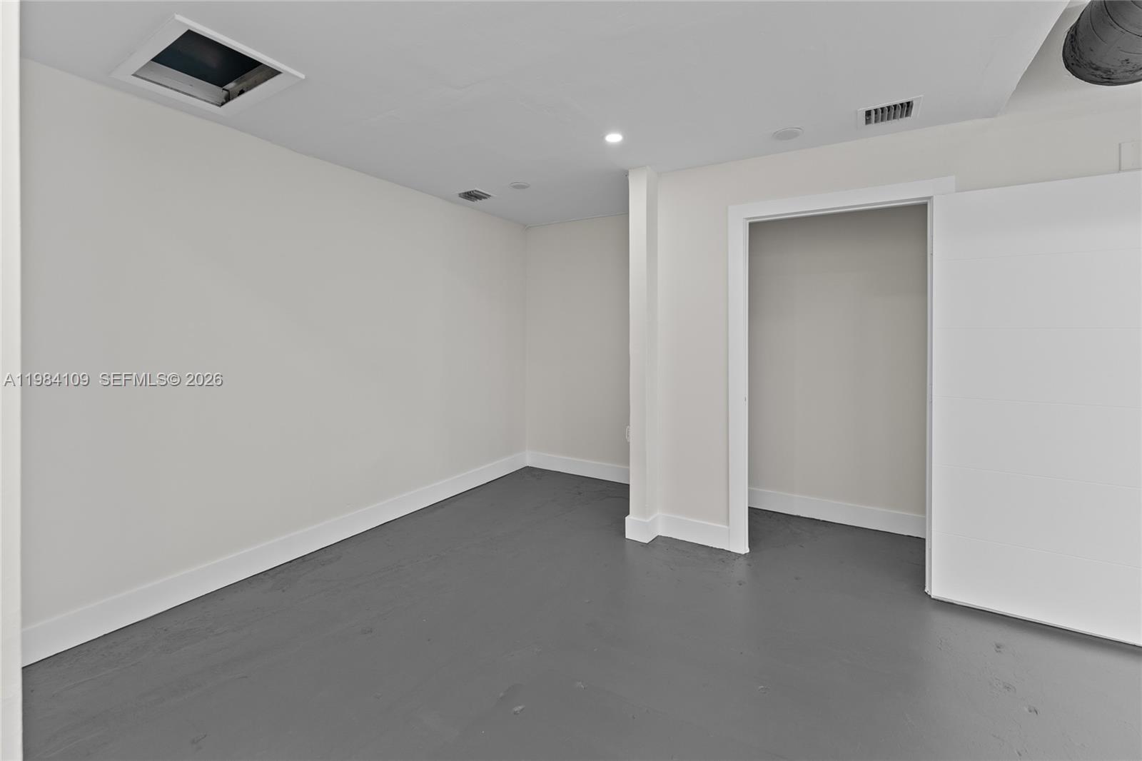 5810  /   кв.футов $ 2026-03-17 0 Фото