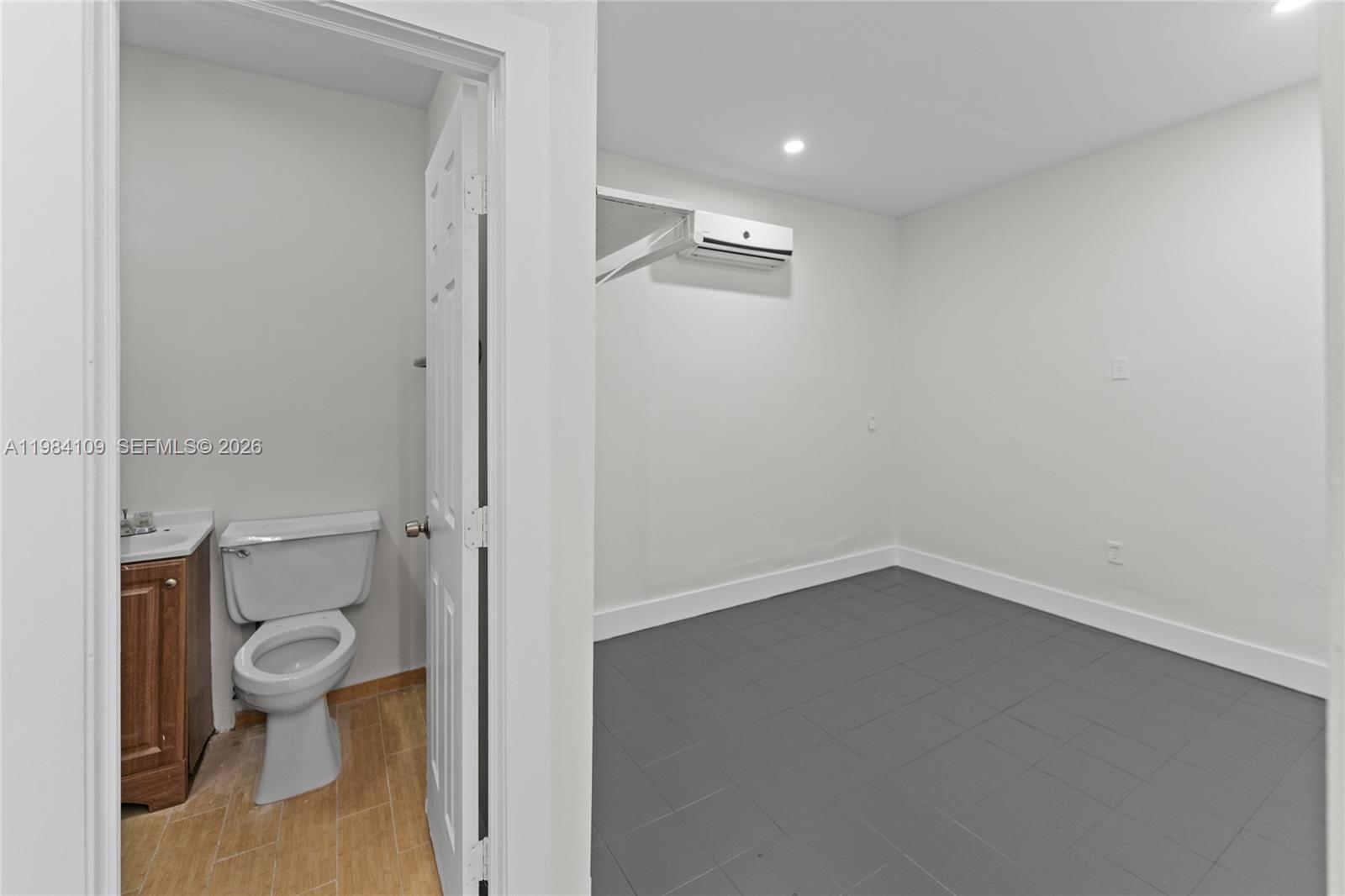 5810  /   кв.футов $ 2026-03-17 0 Фото