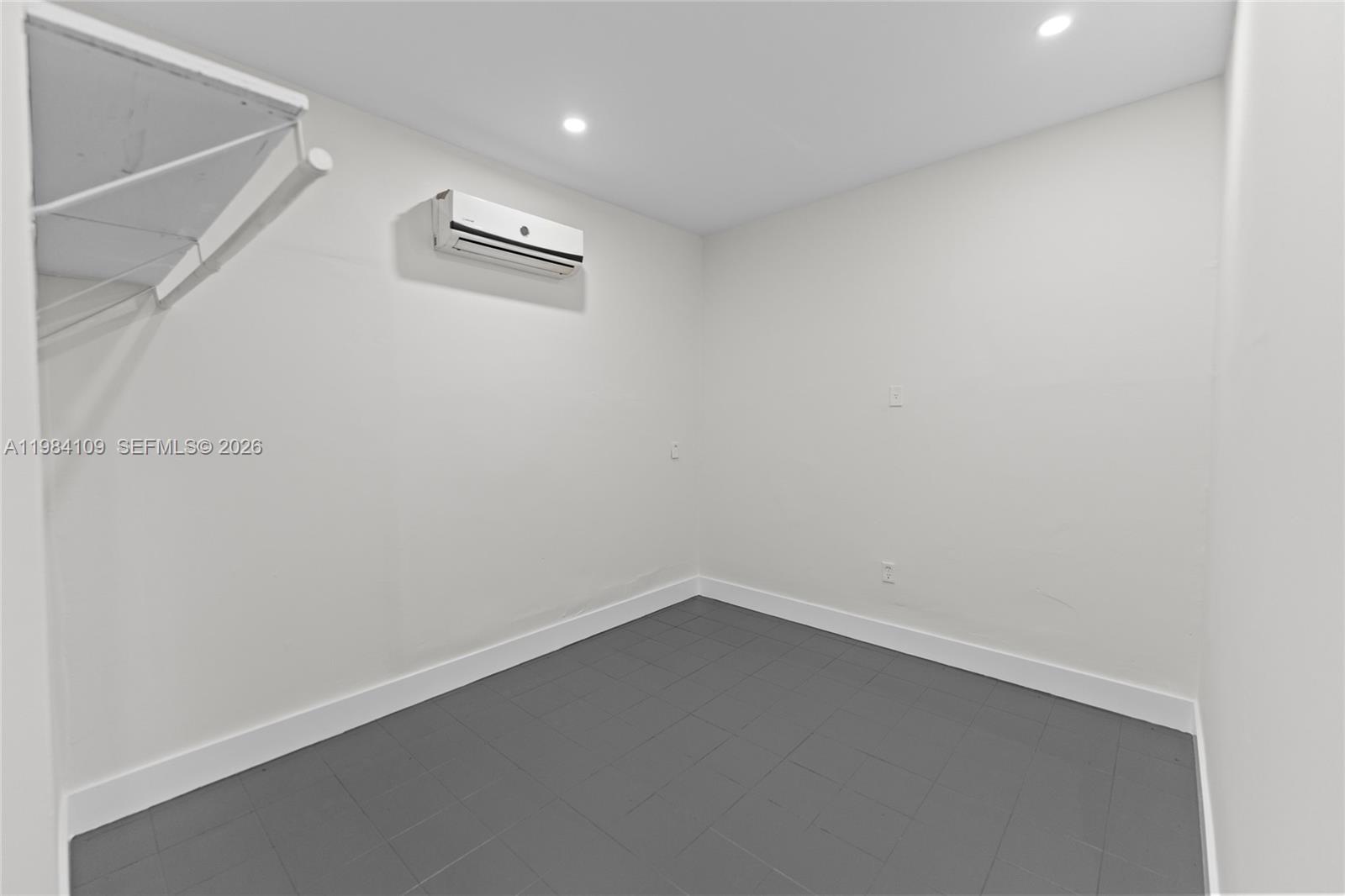 5810  /   кв.футов $ 2026-03-17 0 Фото