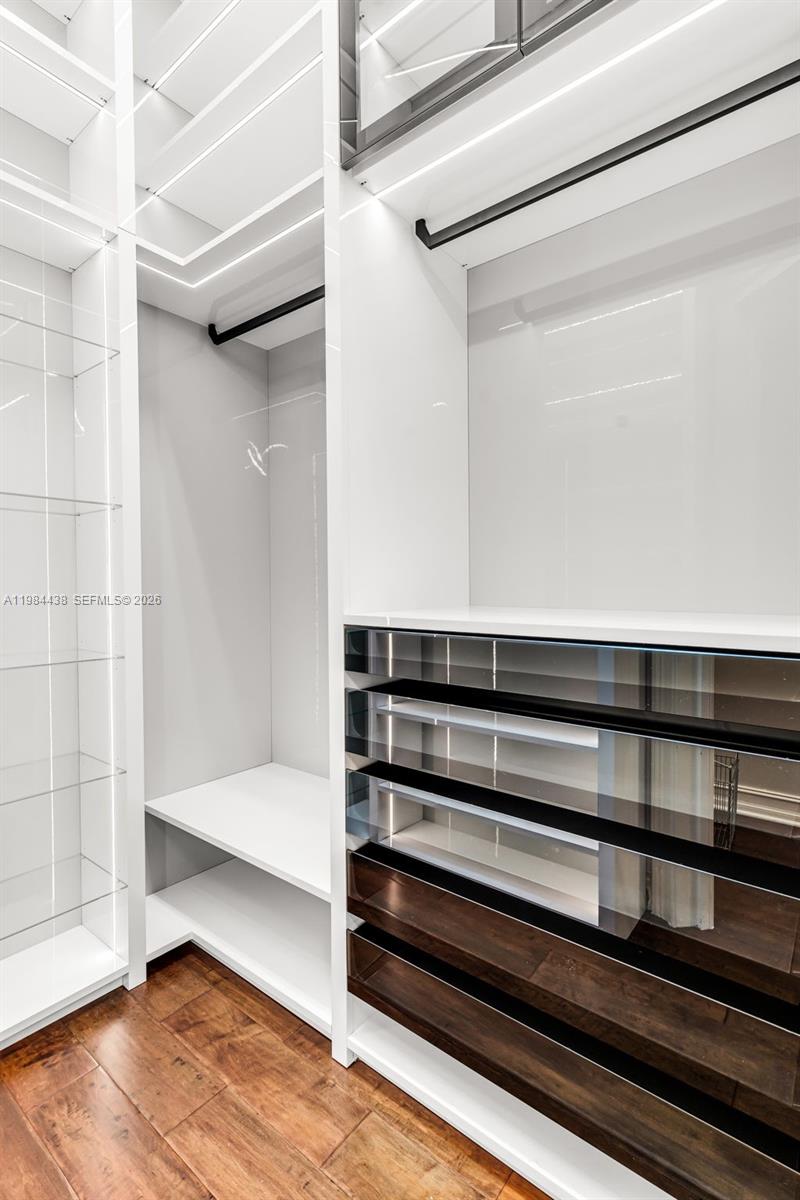 See details 10291 5 / 7 4452 sq. ft. $ 2026-09-28 0 Photo
