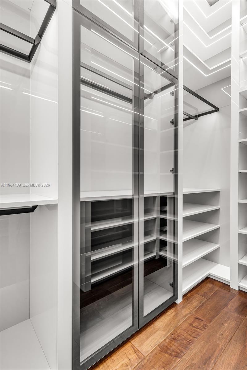 See details 10291 5 / 7 4452 sq. ft. $ 2026-09-28 0 Photo