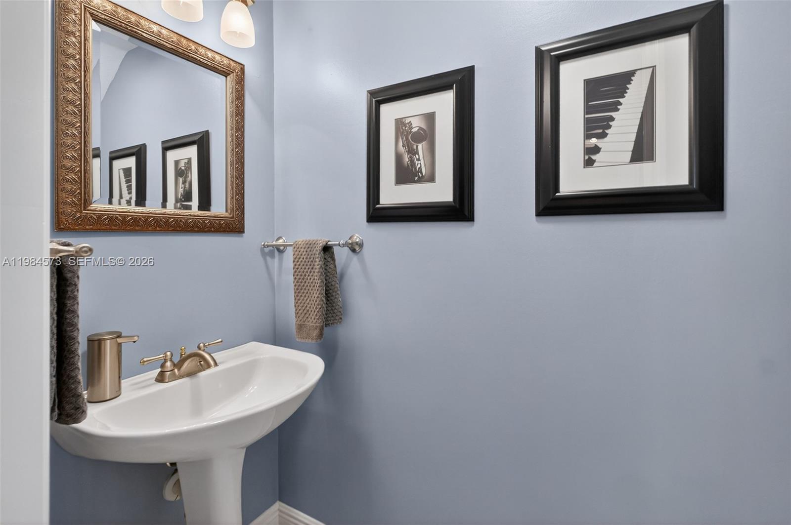Photo of 1860 Sweetbay Way  (1860), Hollywood, Florida, 33019 - Powder Bathroom