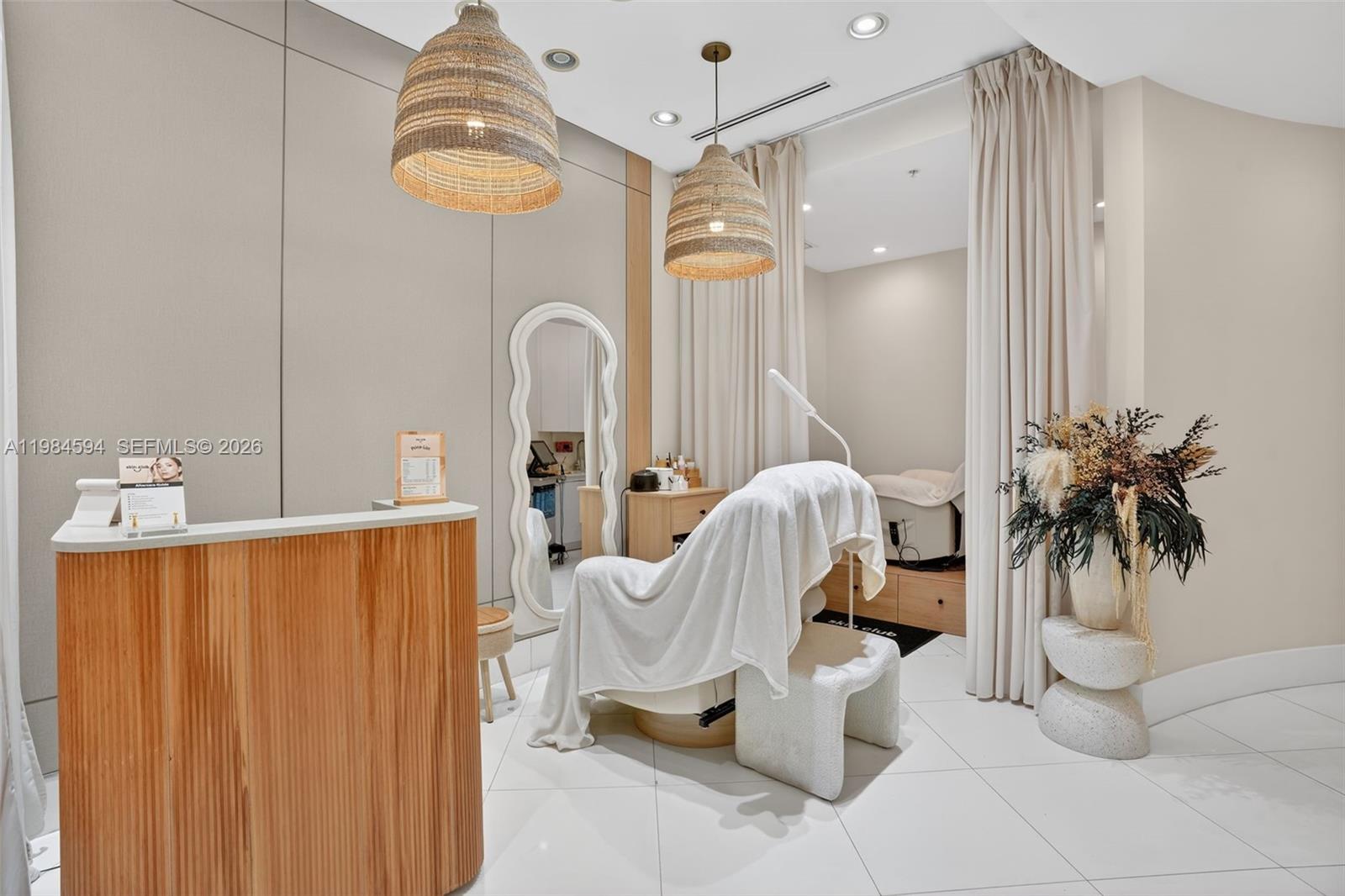 102  /   кв.футов $ 2026-03-17 0 Фото