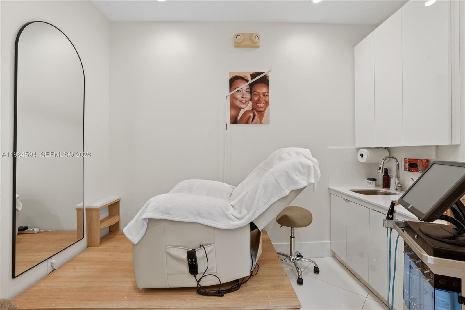 102  /   кв.футов $ 2026-03-17 0 Фото