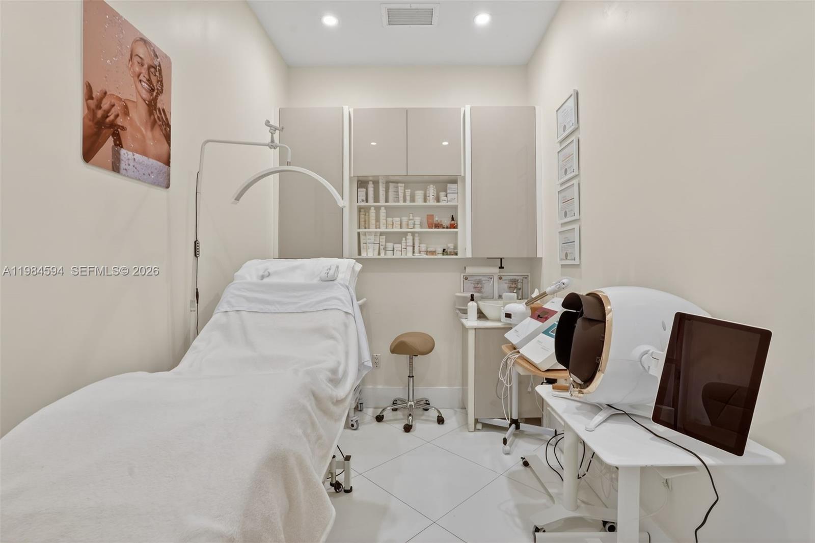 102  /   кв.футов $ 2026-03-17 0 Фото