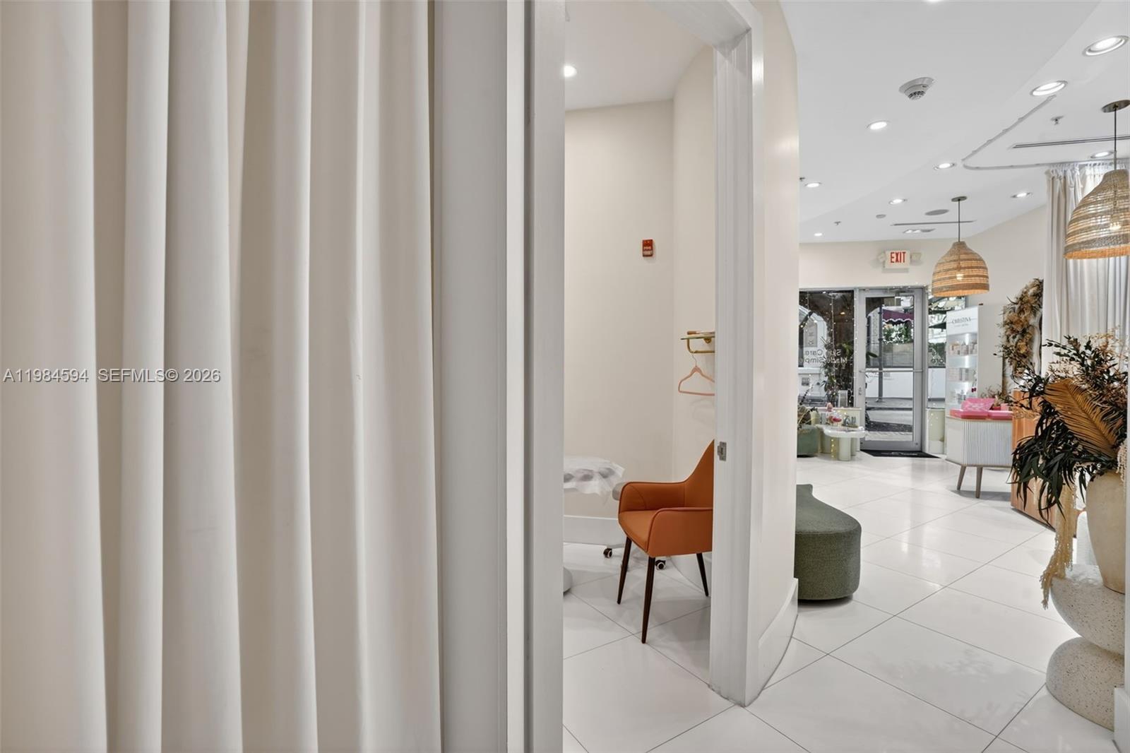 102  /   кв.футов $ 2026-03-17 0 Фото