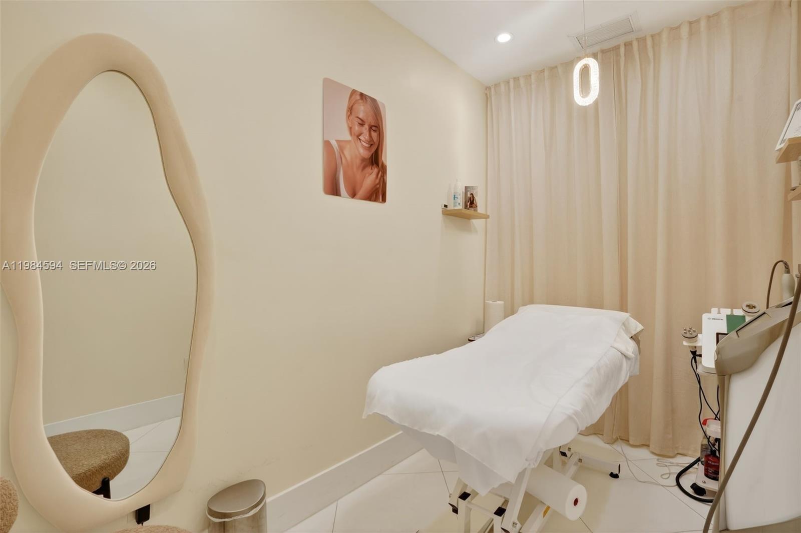 102  /   кв.футов $ 2026-03-17 0 Фото