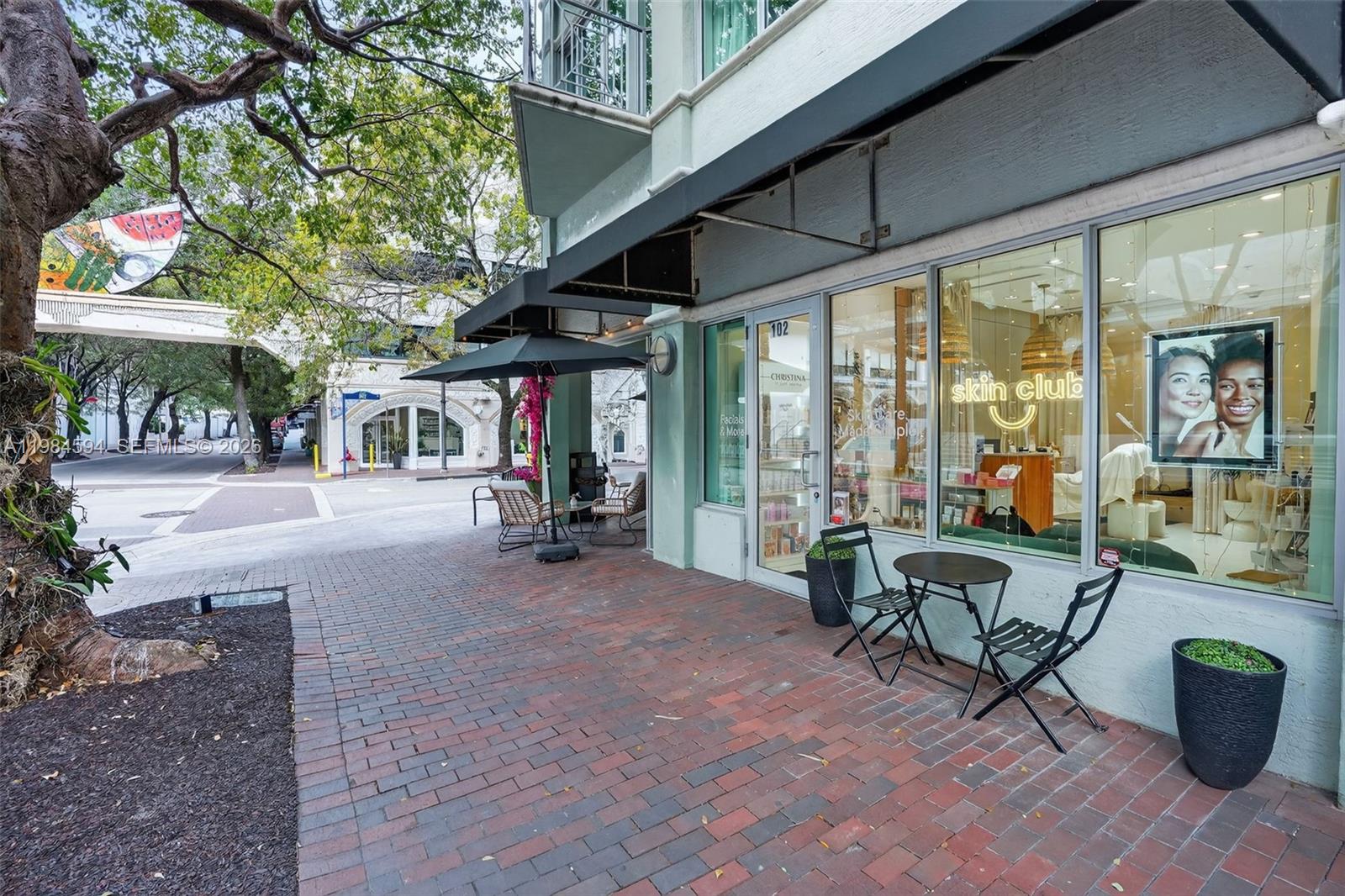 102  /   кв.футов $ 2026-03-17 0 Фото