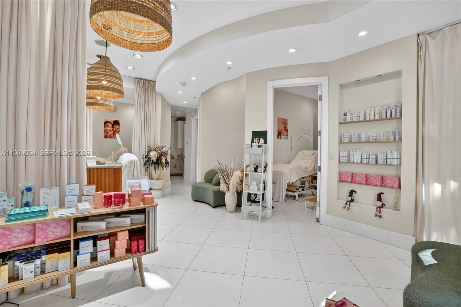 102  /   кв.футов $ 2026-03-17 0 Фото