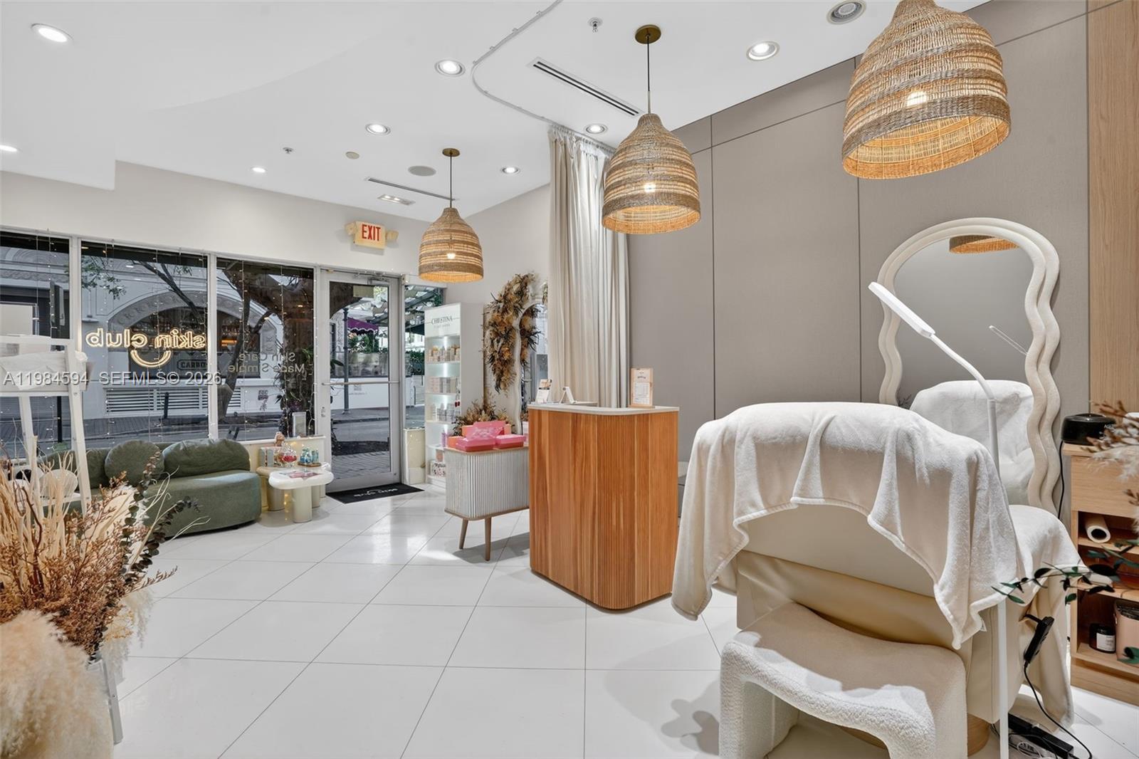 102  /   кв.футов $ 2026-03-17 0 Фото