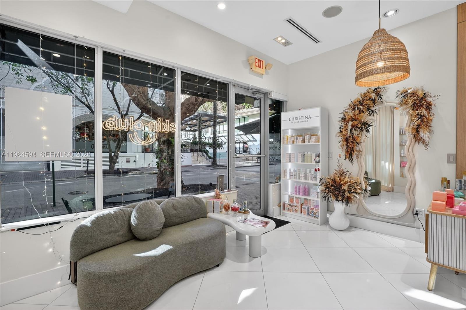 102  /   кв.футов $ 2026-03-17 0 Фото