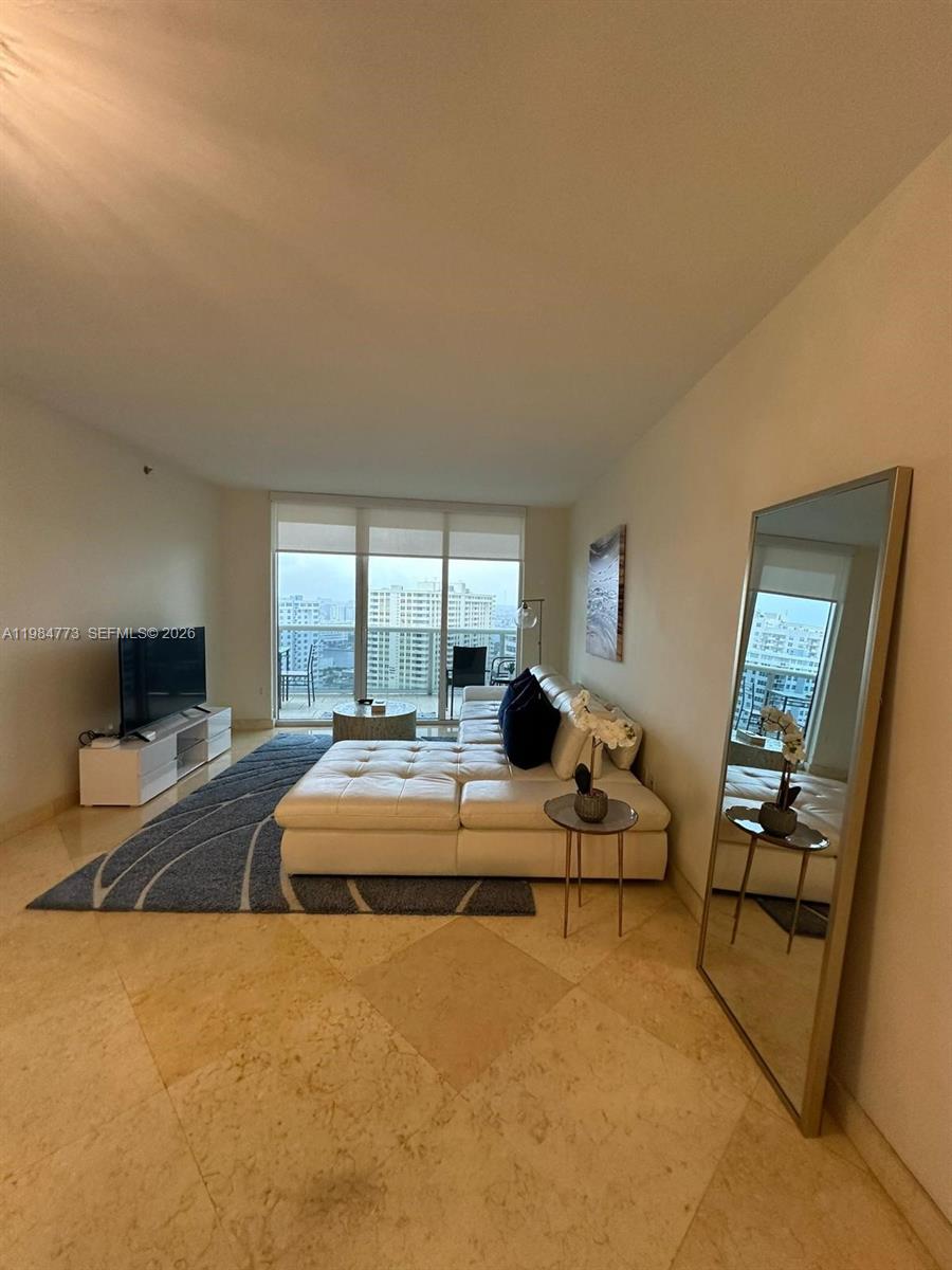 1606 2 / 1 1086 sq. ft. $ 2026-03-17 0 foto