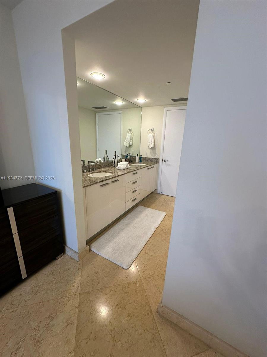 1606 2 / 1 1086 sq. ft. $ 2026-03-17 0 foto