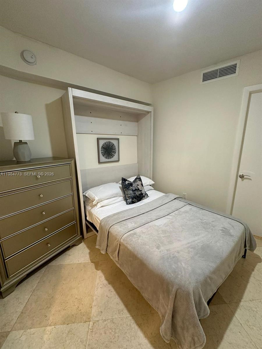 1606 2 / 1 1086 sq. ft. $ 2026-03-17 0 foto