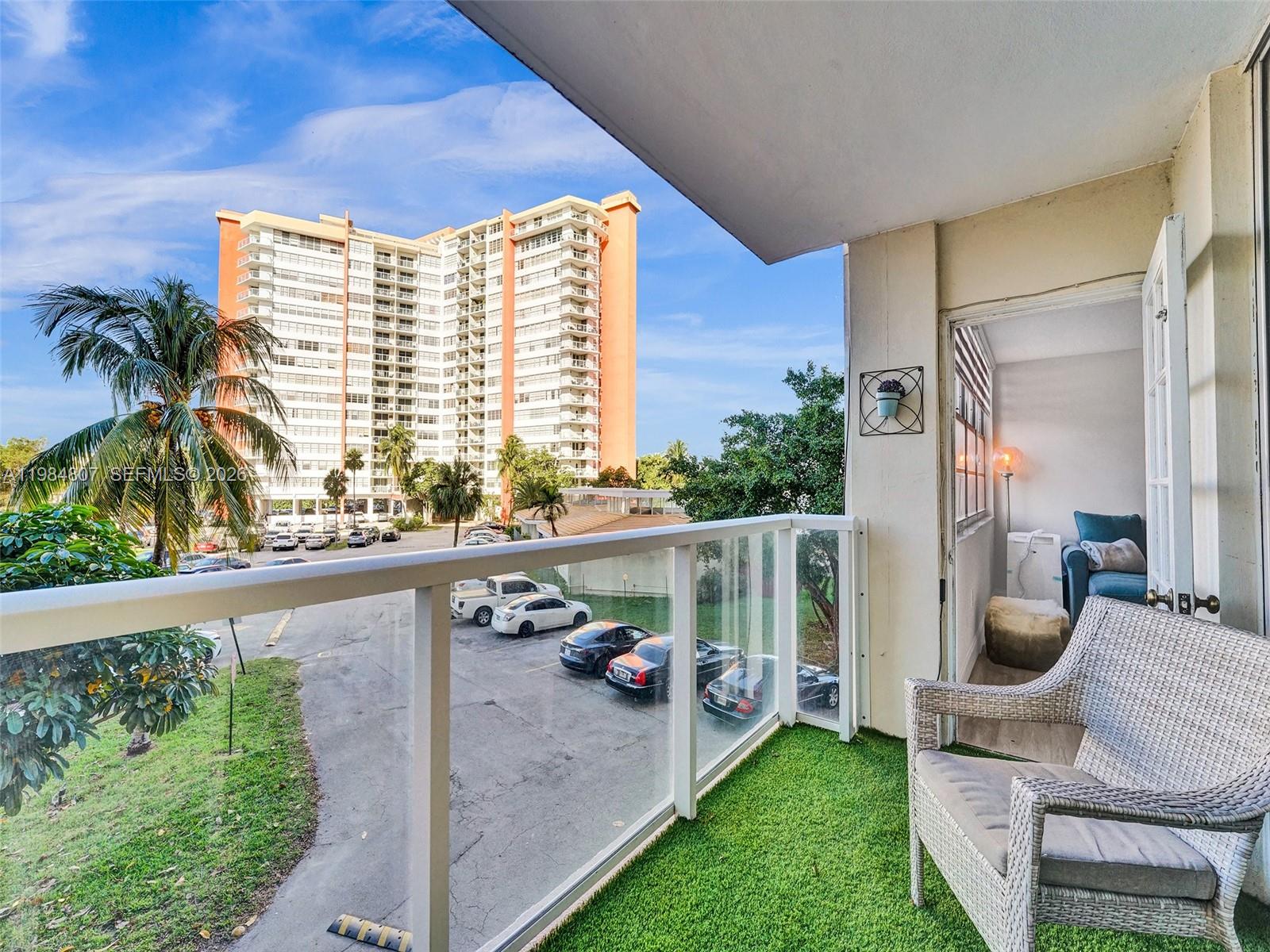 Ver detalles 203E 1 / 2 861 sq. ft. $ 2026-05-04 0 foto