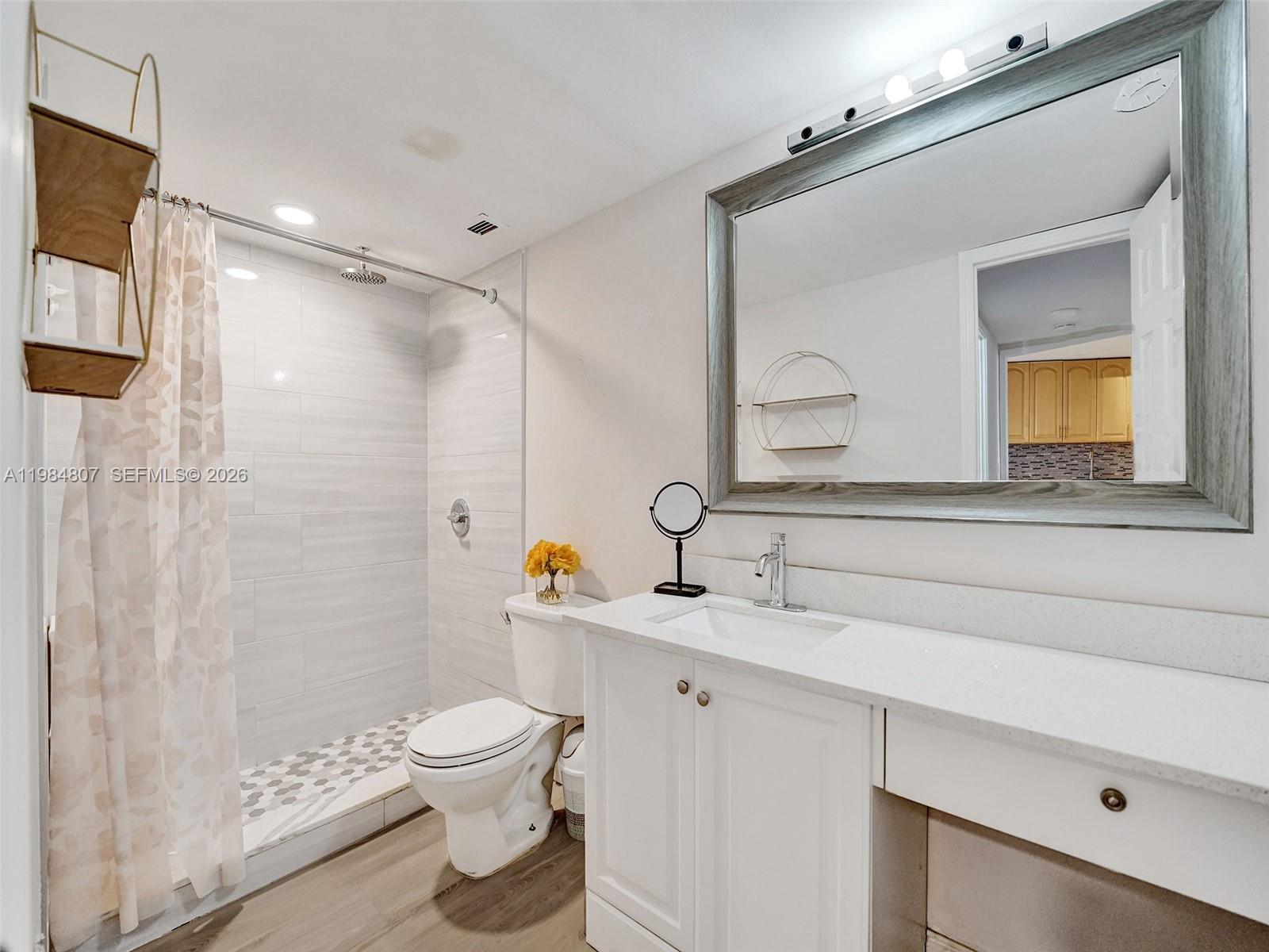 Ver detalles 203E 1 / 2 861 sq. ft. $ 2026-05-04 0 foto