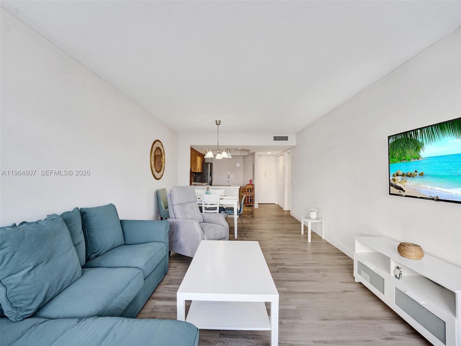 Ver detalles 203E 1 / 2 861 sq. ft. $ 2026-05-04 0 foto