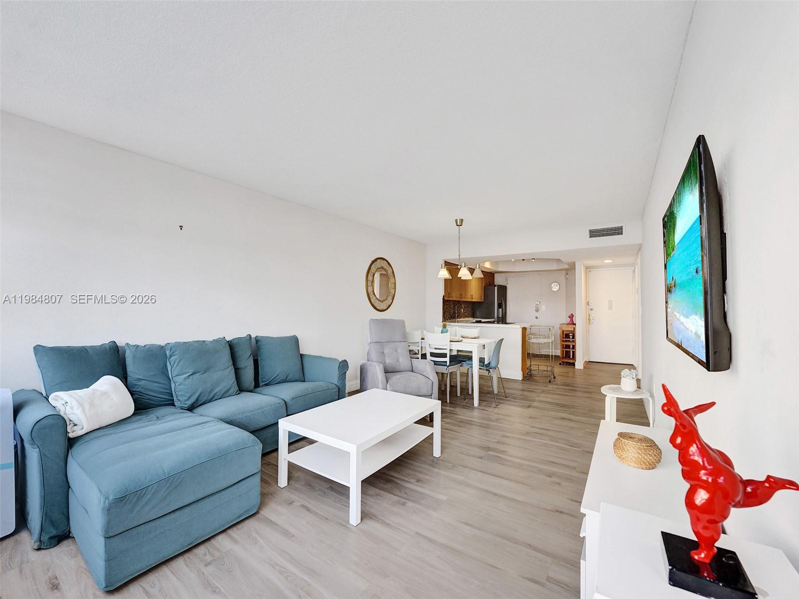 Ver detalles 203E 1 / 2 861 sq. ft. $ 2026-05-04 0 foto