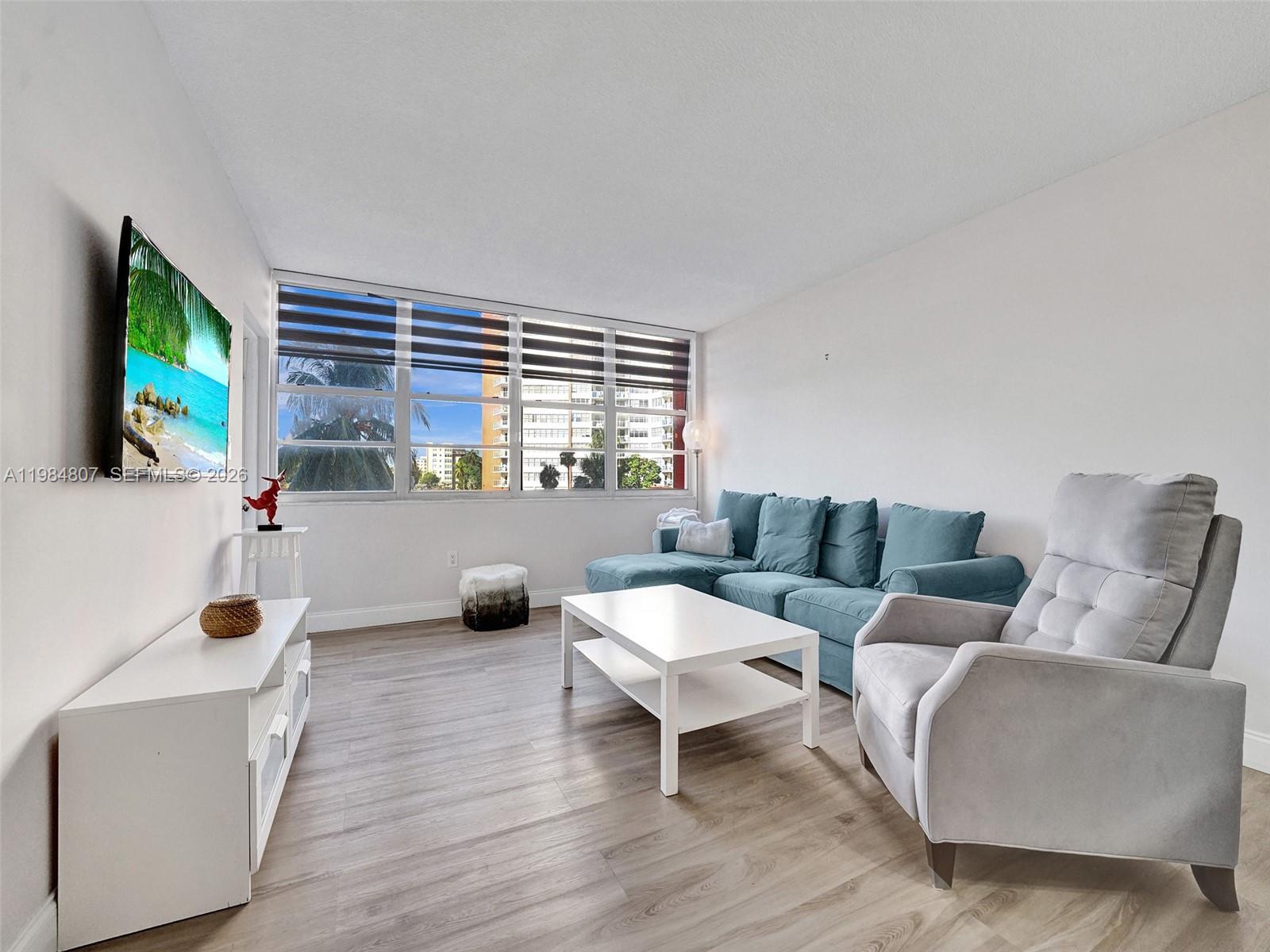 Ver detalles 203E 1 / 2 861 sq. ft. $ 2026-05-04 0 foto