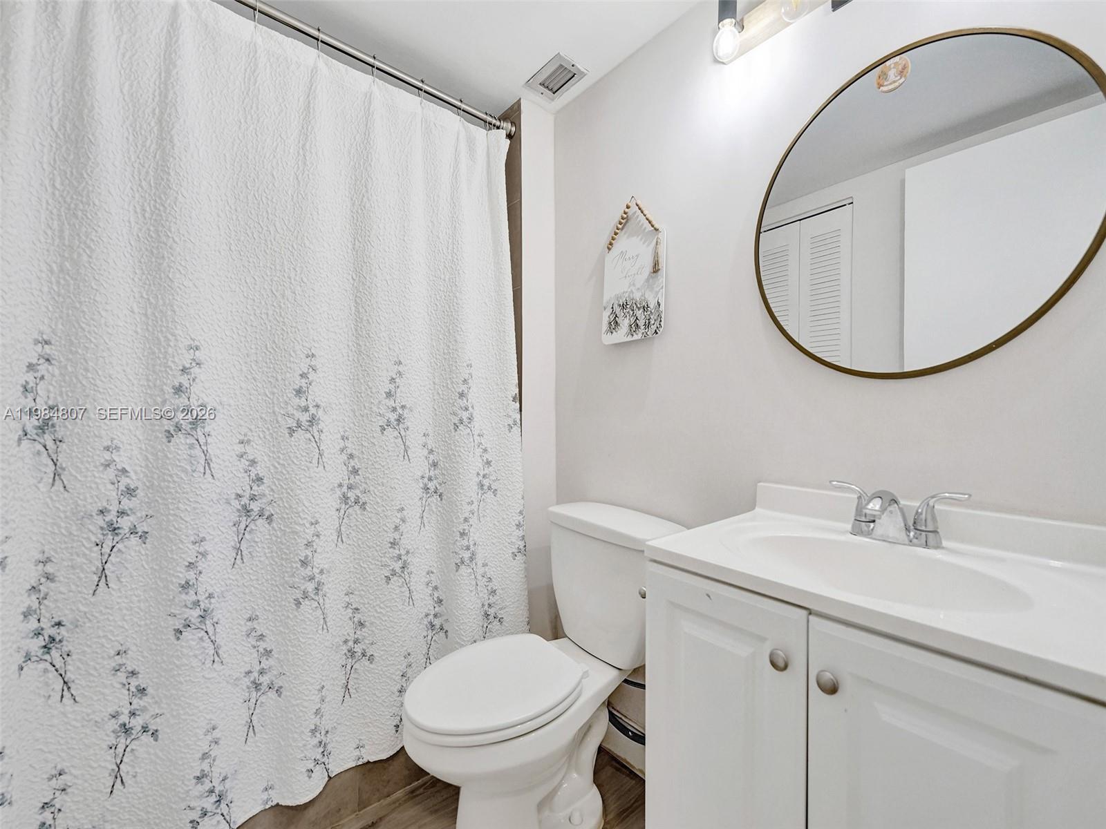 Ver detalles 203E 1 / 2 861 sq. ft. $ 2026-05-04 0 foto