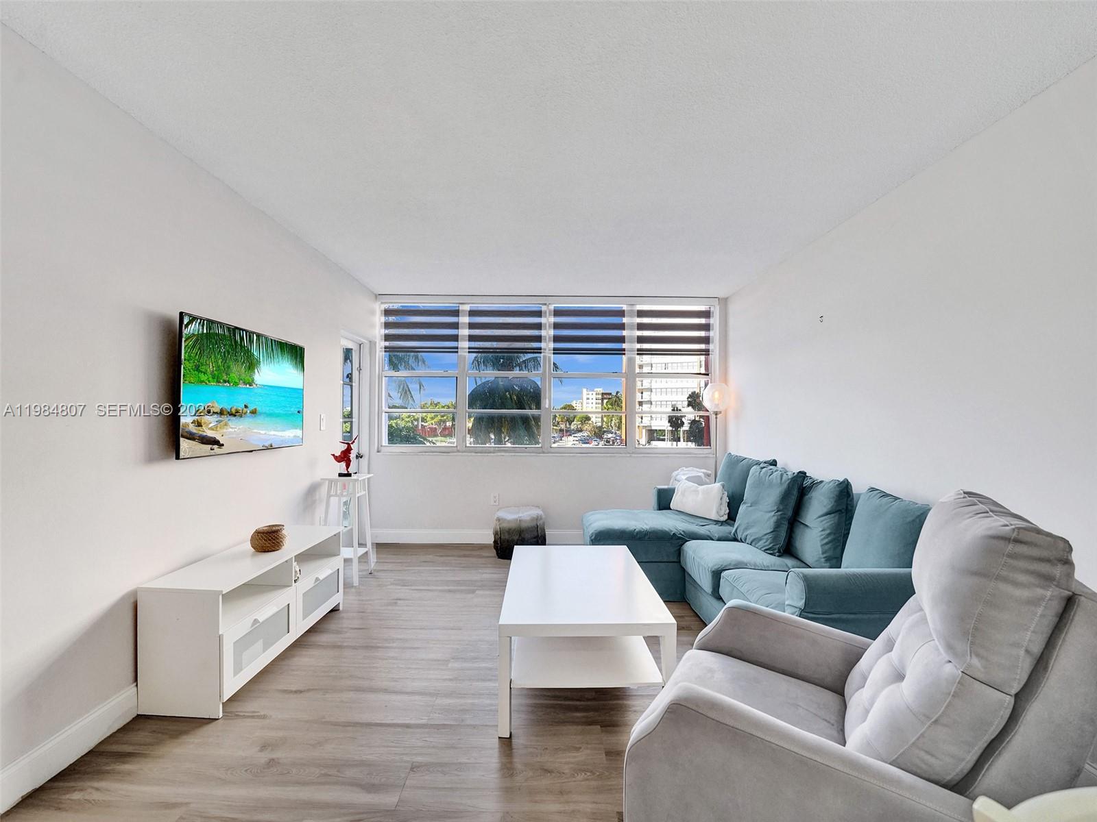 Ver detalles 203E 1 / 2 861 sq. ft. $ 2026-05-04 0 foto