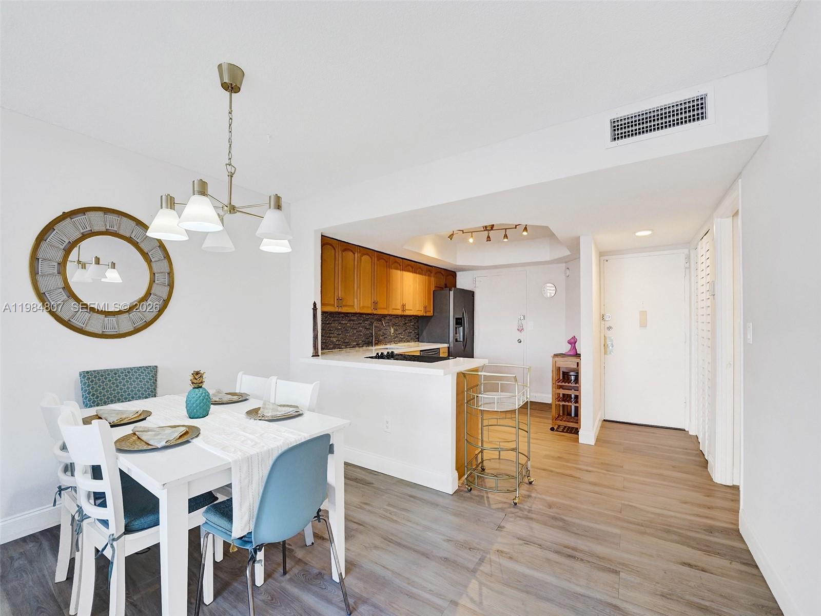 Ver detalles 203E 1 / 2 861 sq. ft. $ 2026-05-04 0 foto