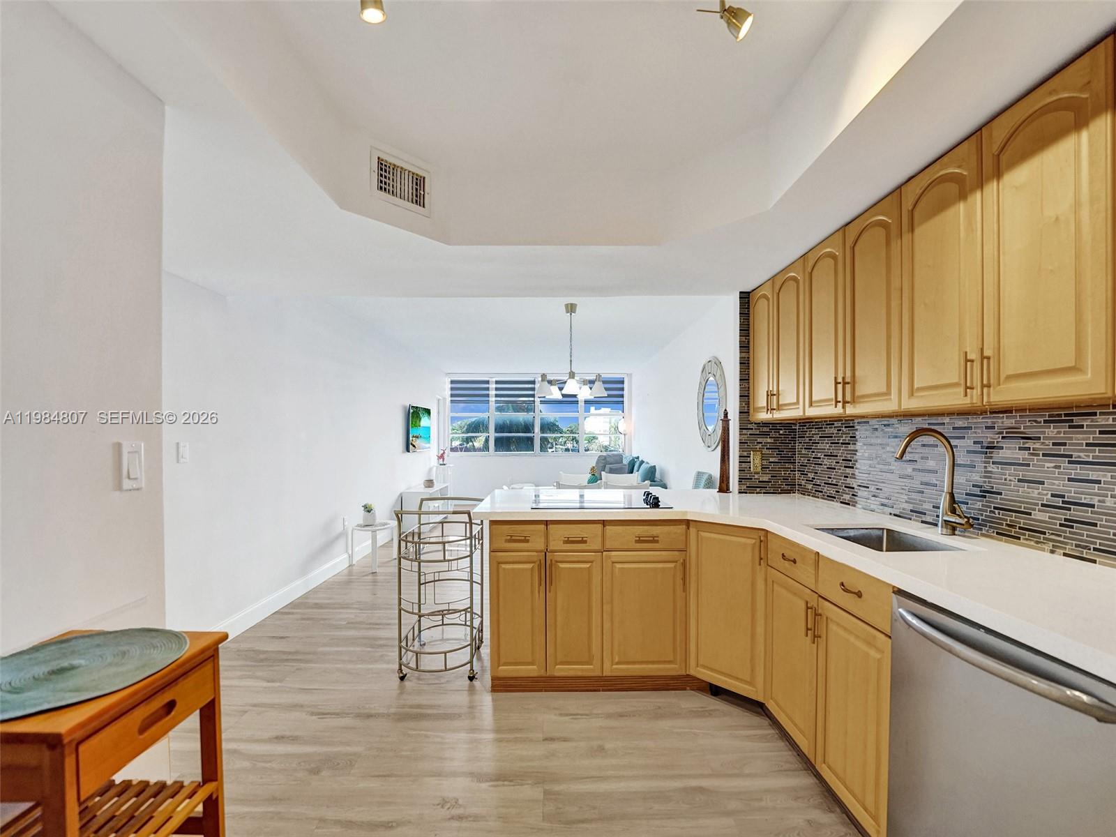 Ver detalles 203E 1 / 2 861 sq. ft. $ 2026-05-04 0 foto
