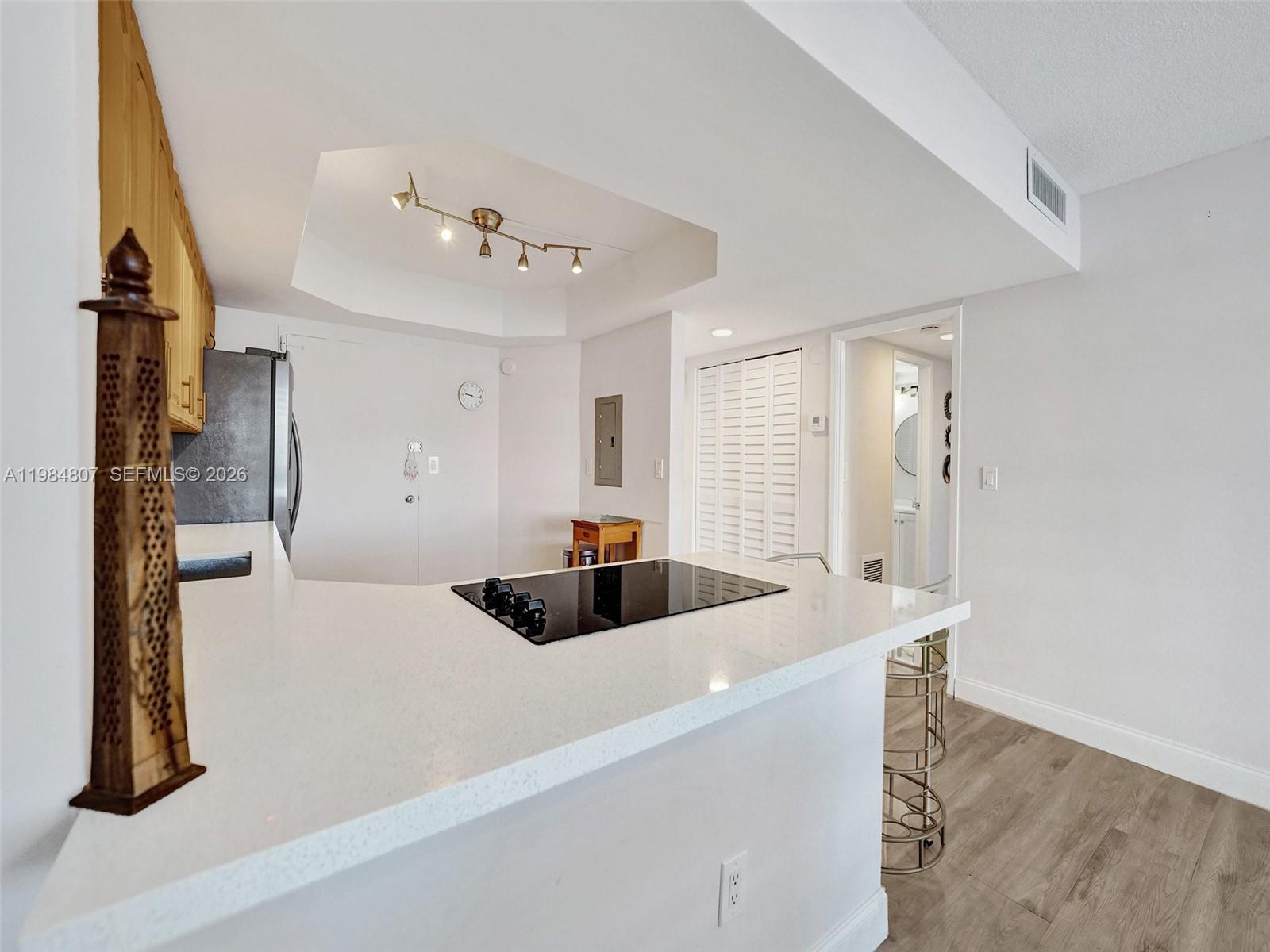 Ver detalles 203E 1 / 2 861 sq. ft. $ 2026-05-04 0 foto