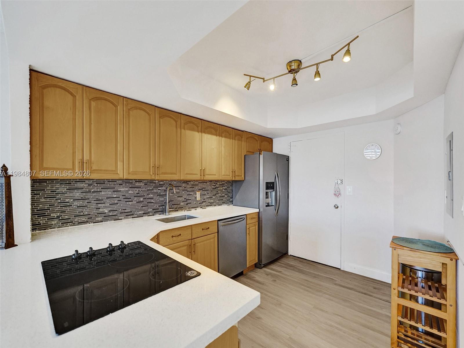 Ver detalles 203E 1 / 2 861 sq. ft. $ 2026-05-04 0 foto