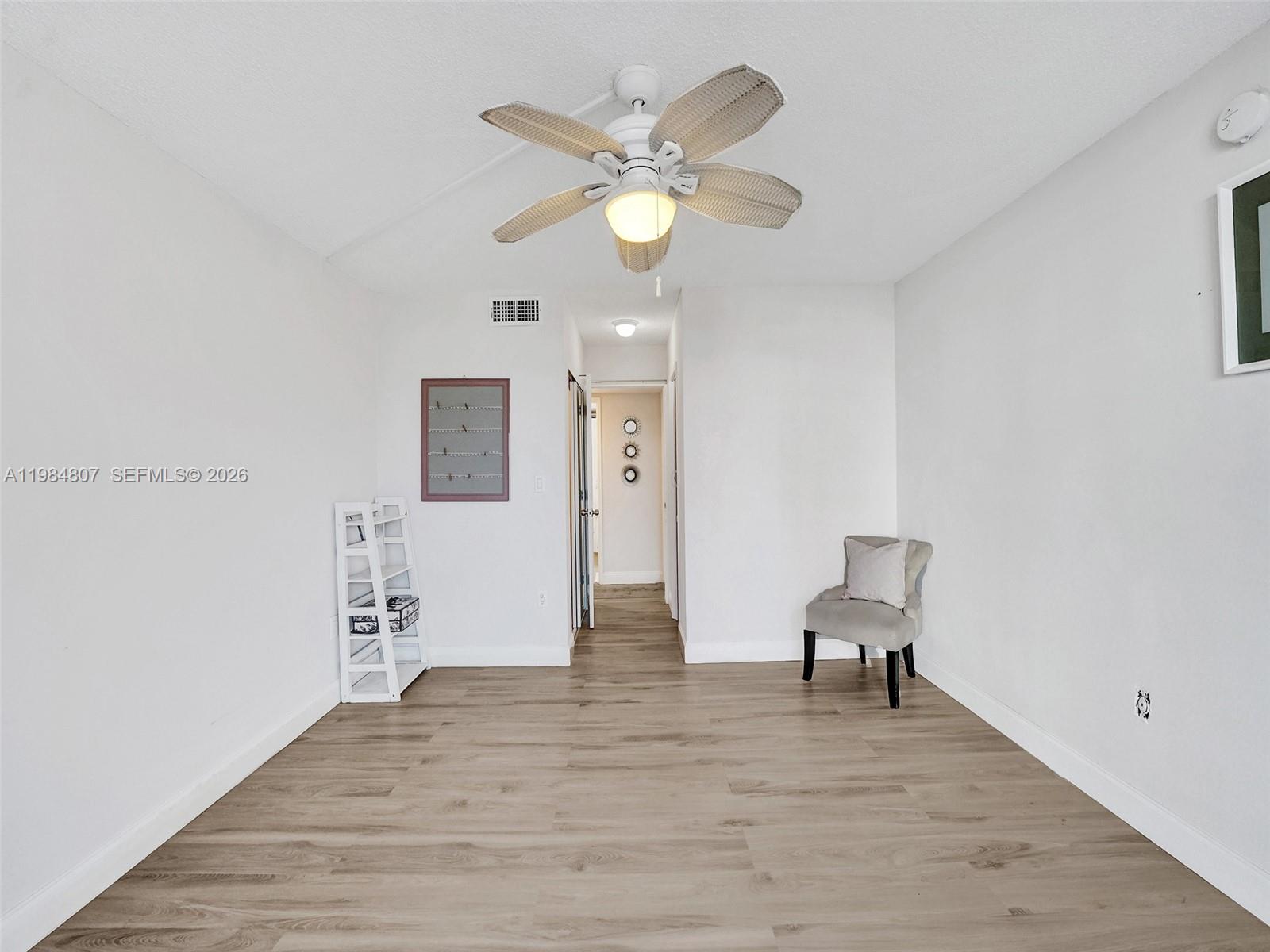 Ver detalles 203E 1 / 2 861 sq. ft. $ 2026-05-04 0 foto