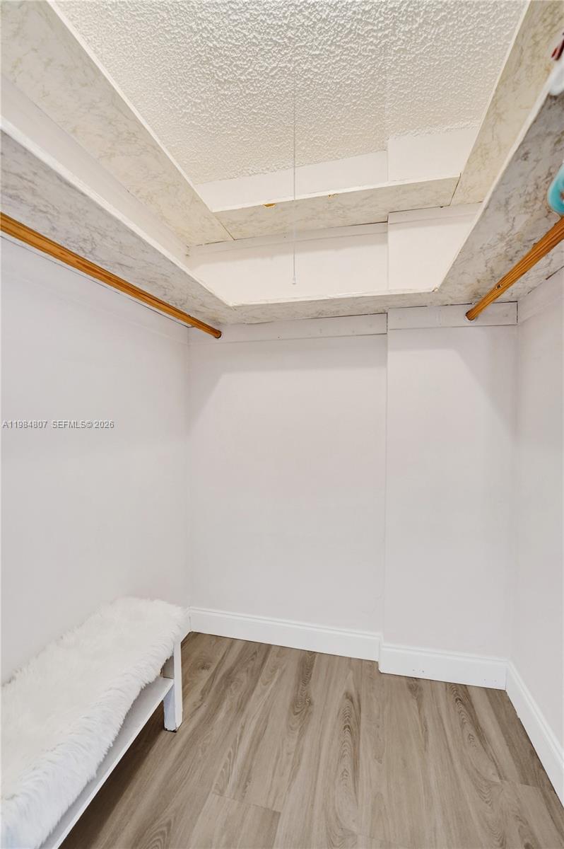 Ver detalles 203E 1 / 2 861 sq. ft. $ 2026-05-04 0 foto