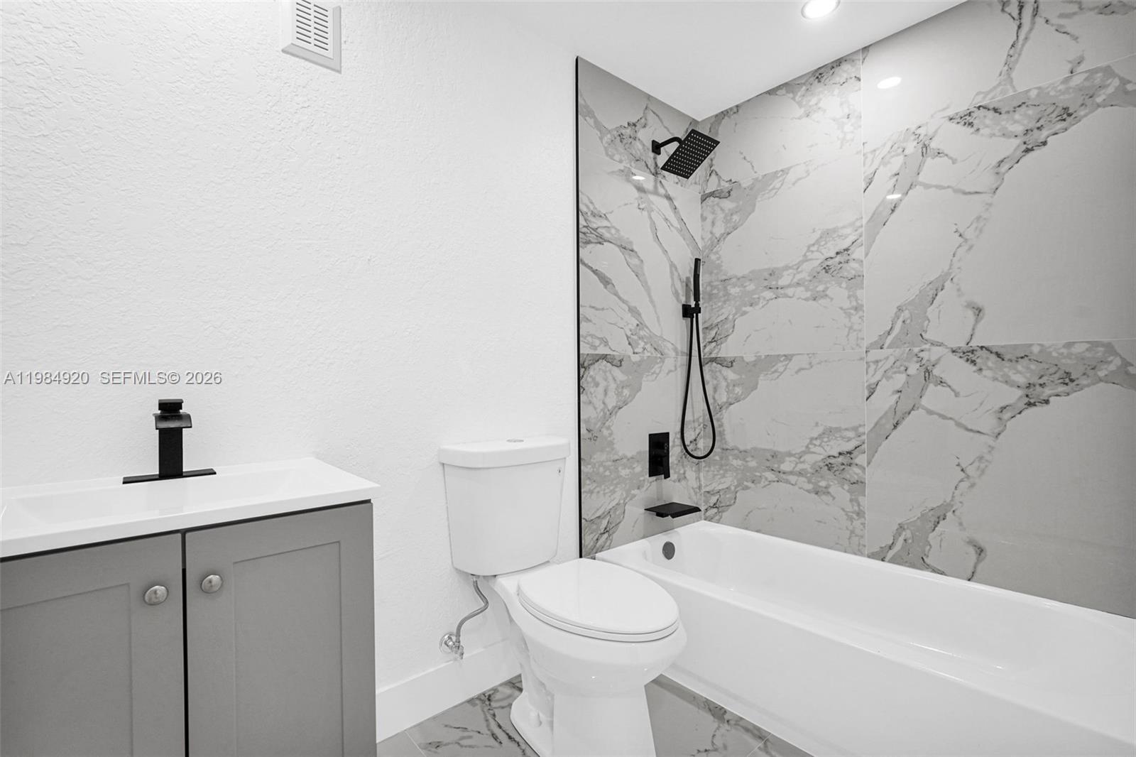 1830 3 / 2 1067 sq. ft. $ 2026-03-18 0 foto