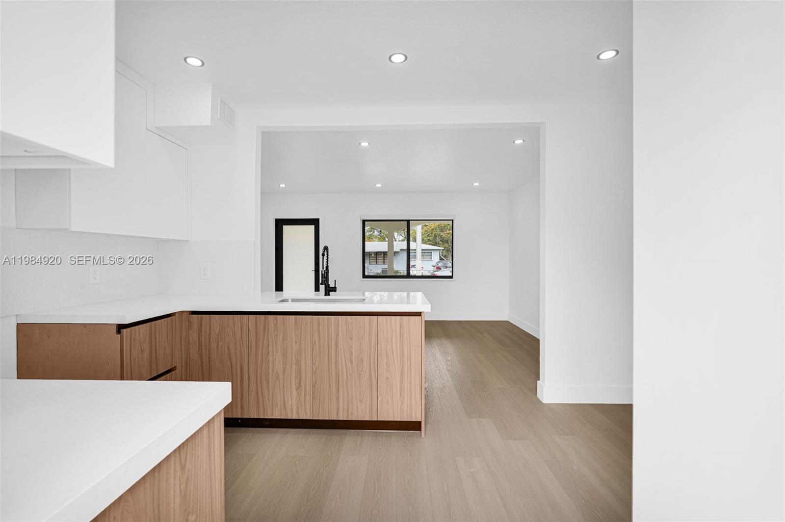 1830 3 / 2 1067 sq. ft. $ 2026-03-18 0 foto