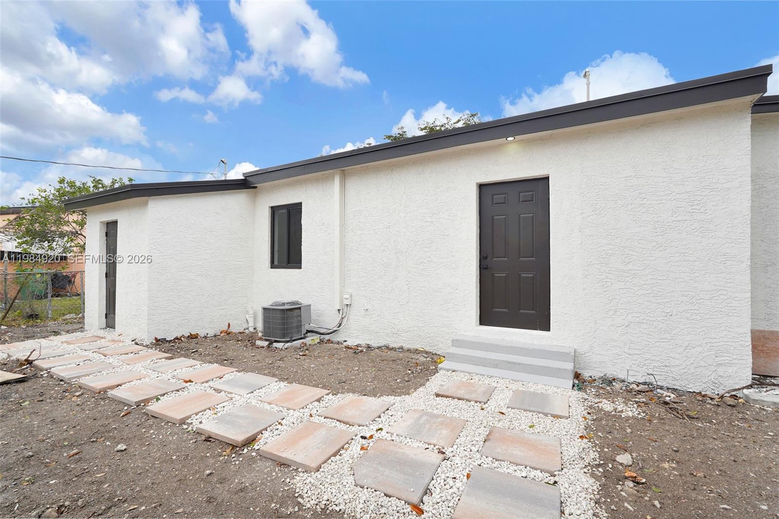 1830 3 / 2 1067 sq. ft. $ 2026-03-18 0 foto