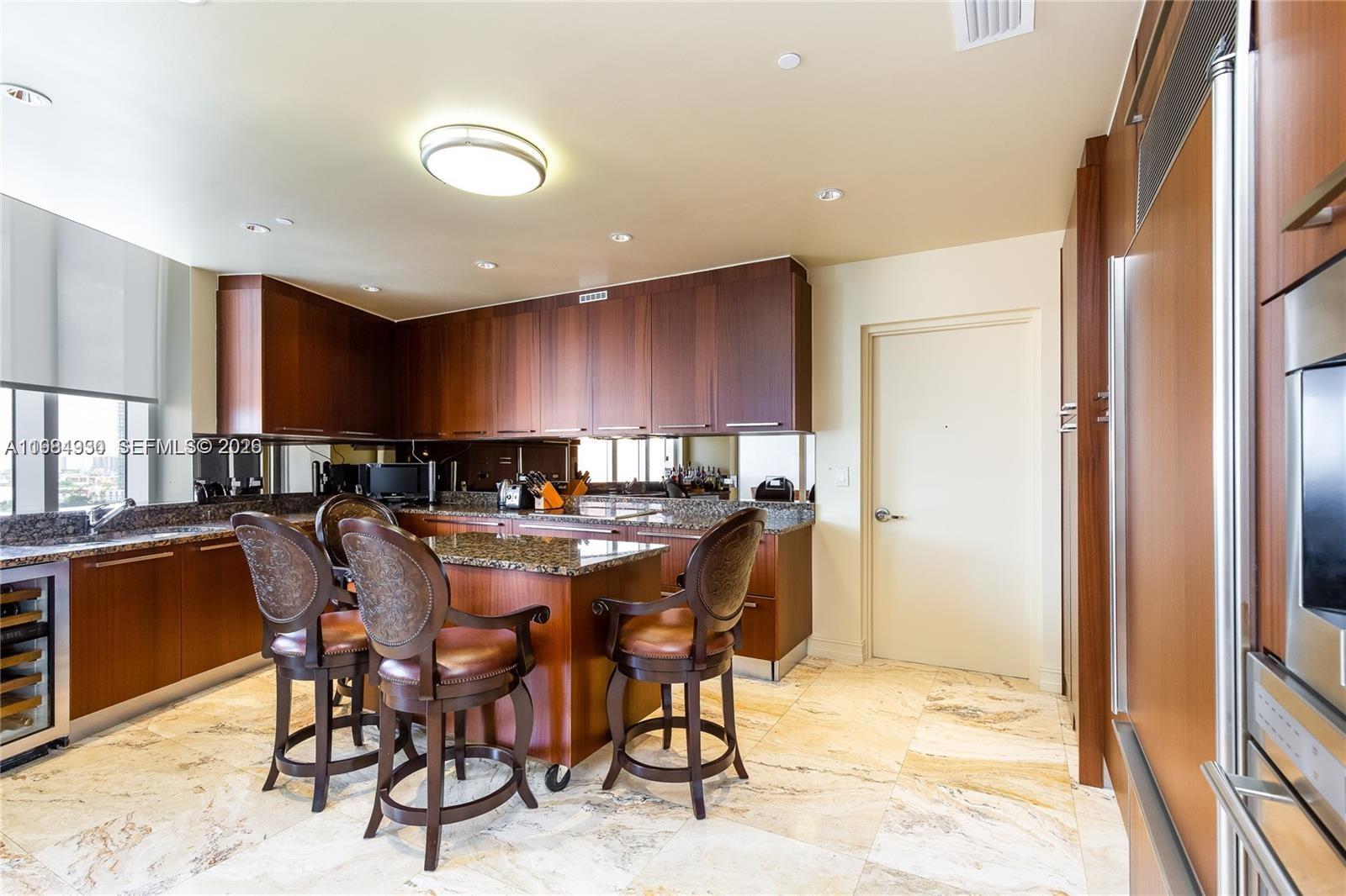 1106 3 / 4 2327 кв.футов $ 2026-03-18 0 Фото