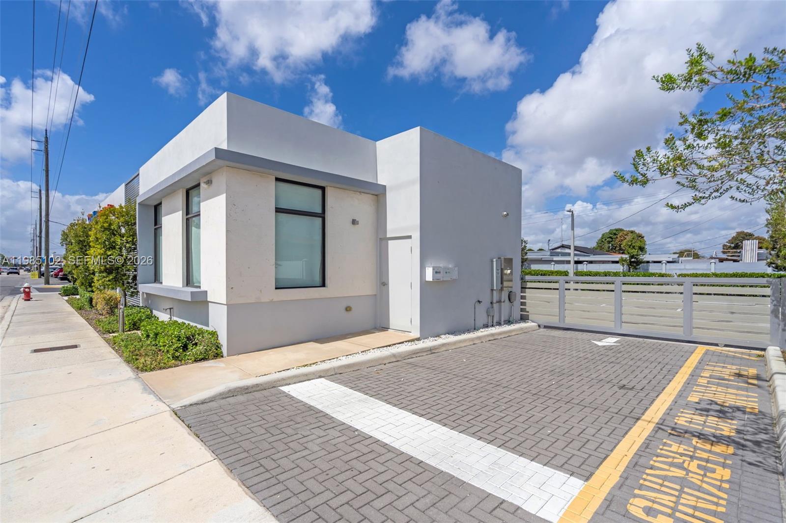   /   sq. ft. $ 2026-03-18 0 foto