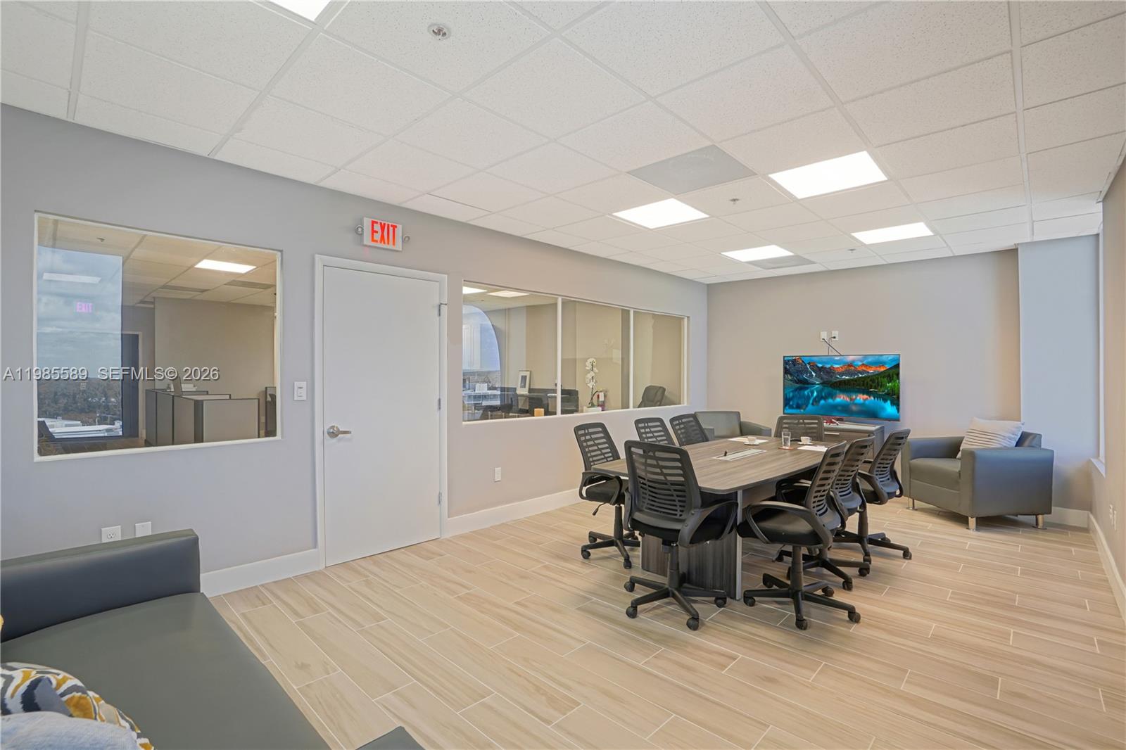 902  /   кв.футов $ 2026-03-18 0 Фото