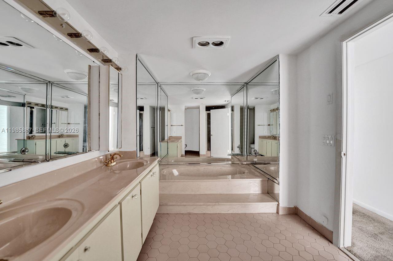 602-4 3 / 3 2200 sq. ft. $ 2026-03-19 0 Photo