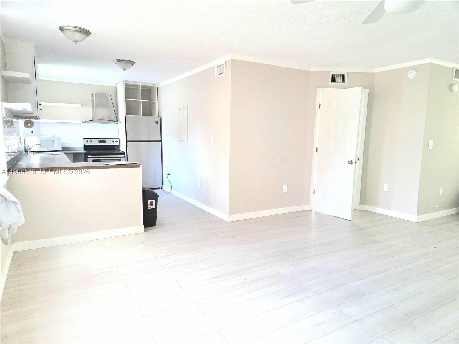 100 1 / 2 883 sq. ft. $ 2026-03-20 0 Photo