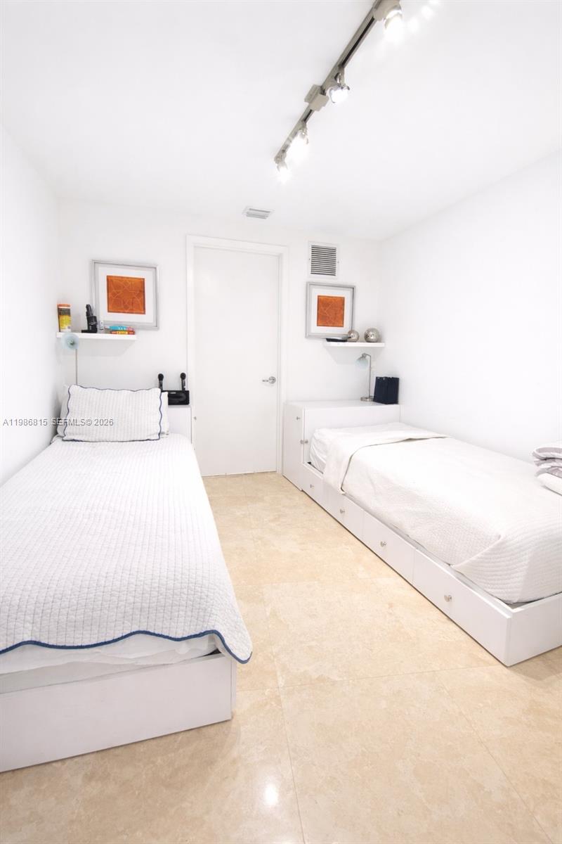 705 1 / 2 1183 sq. ft. $ 2026-03-20 0 Photo