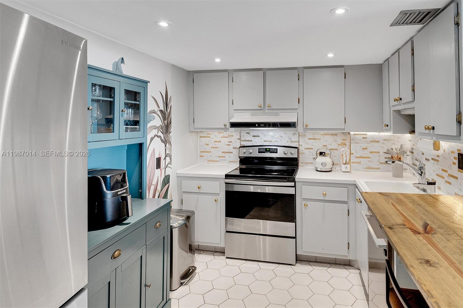 617 2 / 2 1521 кв.футов $ 2026-03-21 0 Фото