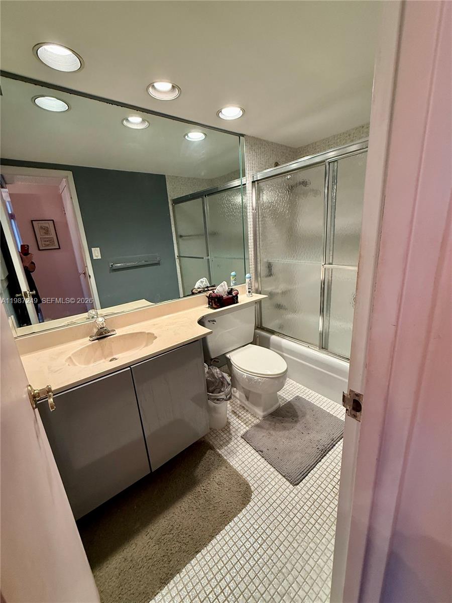 Photo of 3180 Ocean Dr  #509, Hallandale Beach, Florida, 33009 - Master Bathroom