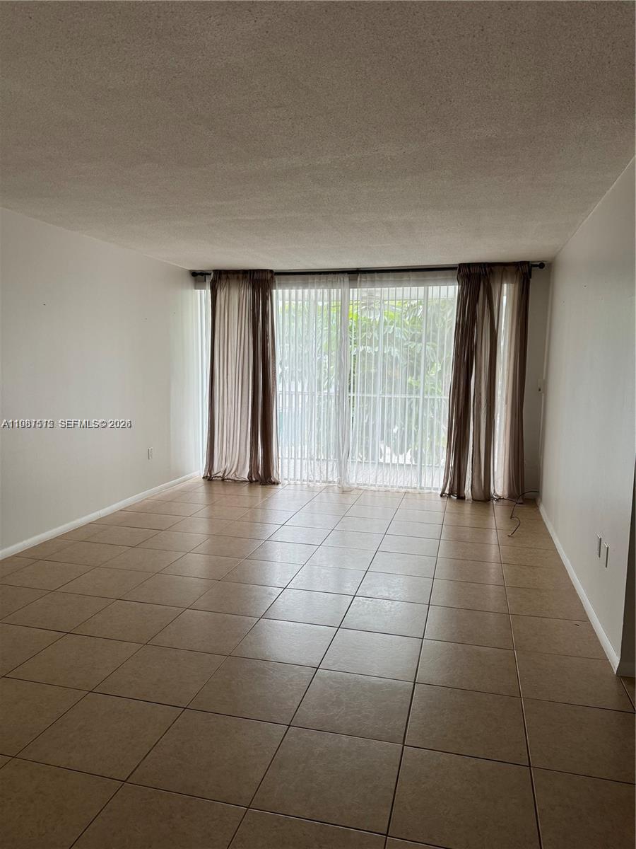 Ver detalles 214-2 1 / 1 909 sq. ft. $ 2026-03-23 0 foto