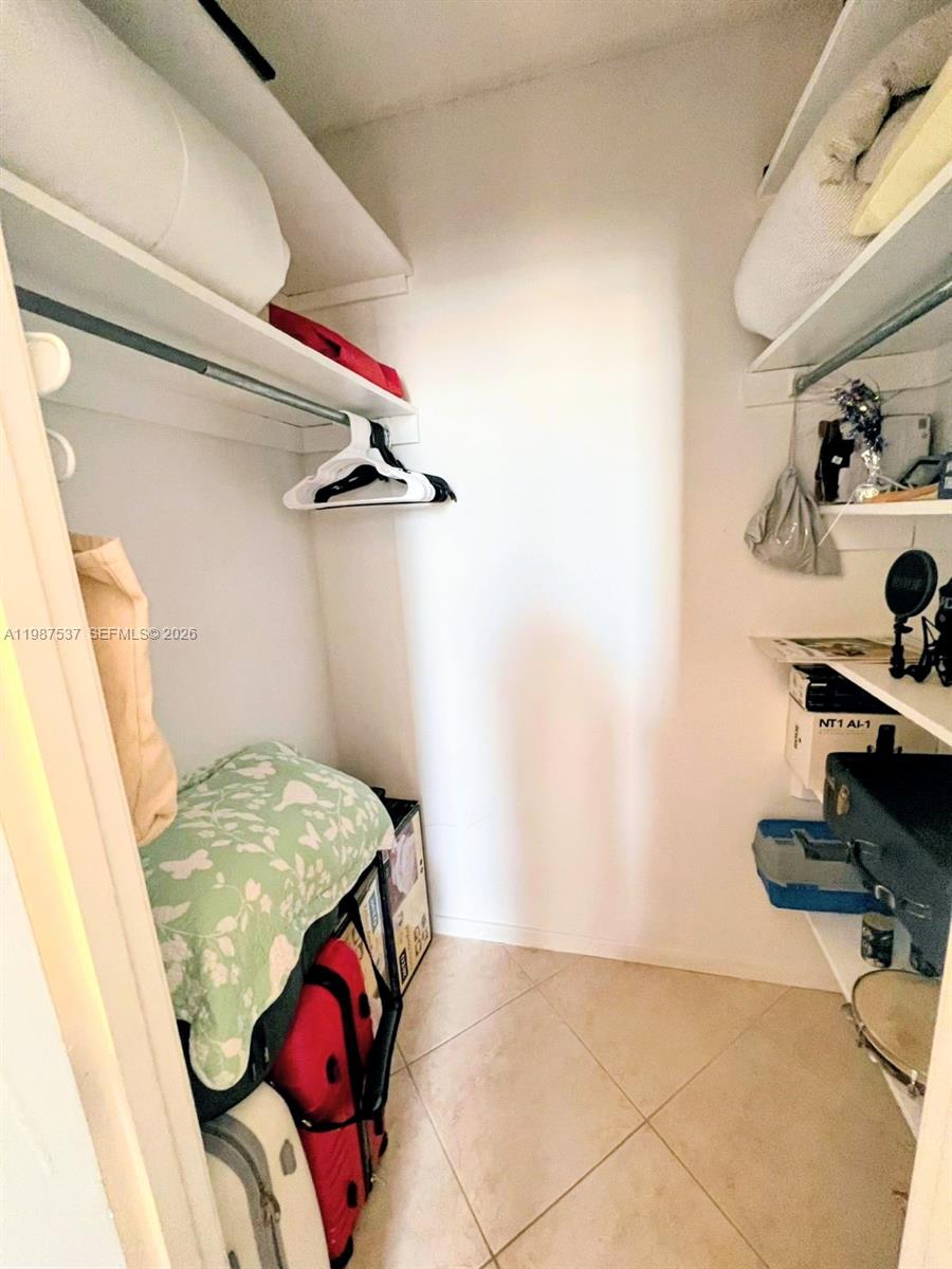 915 2 / 2 1220 sq. ft. $ 2026-04-22 0 Photo