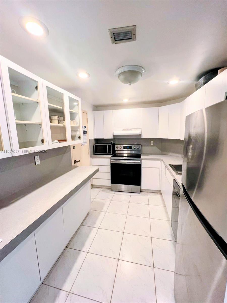 915 2 / 2 1220 sq. ft. $ 2026-04-22 0 Photo