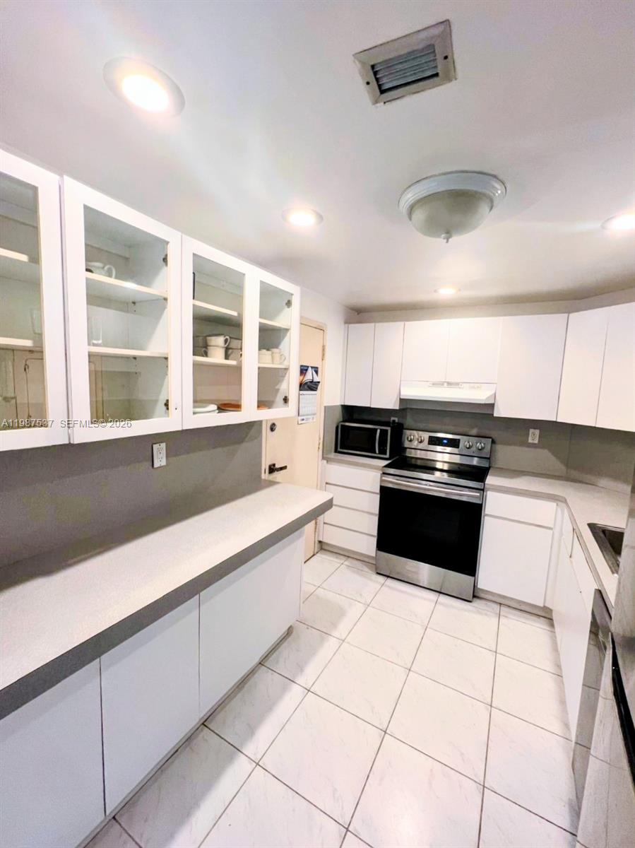 915 2 / 2 1220 sq. ft. $ 2026-04-22 0 Photo