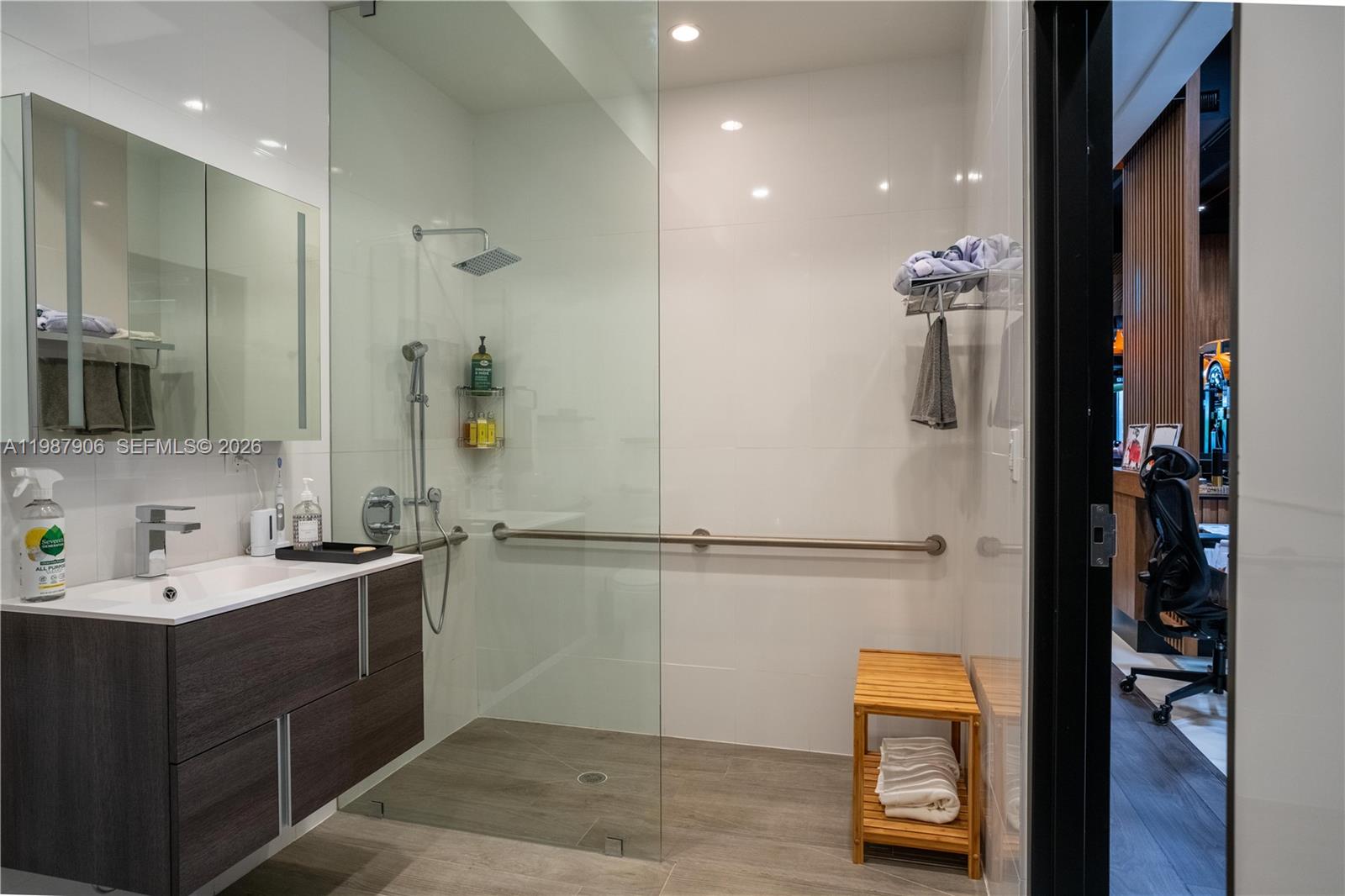 100  /   sq. ft. $ 2026-03-23 0 Photo