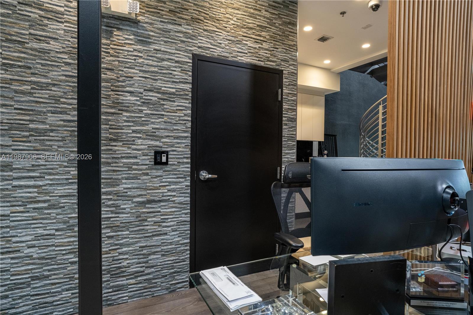 100  /   sq. ft. $ 2026-03-23 0 Photo