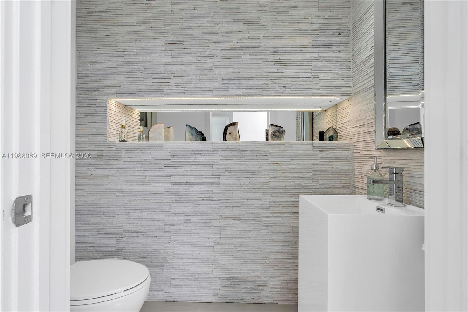 Photo of 3370 HIDDEN BAY DR  #2210, Aventura, Florida, 33180 - Powder Room